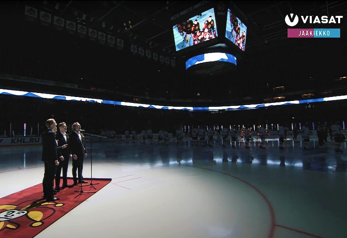 Clubhouse singing the Finnish national anthem